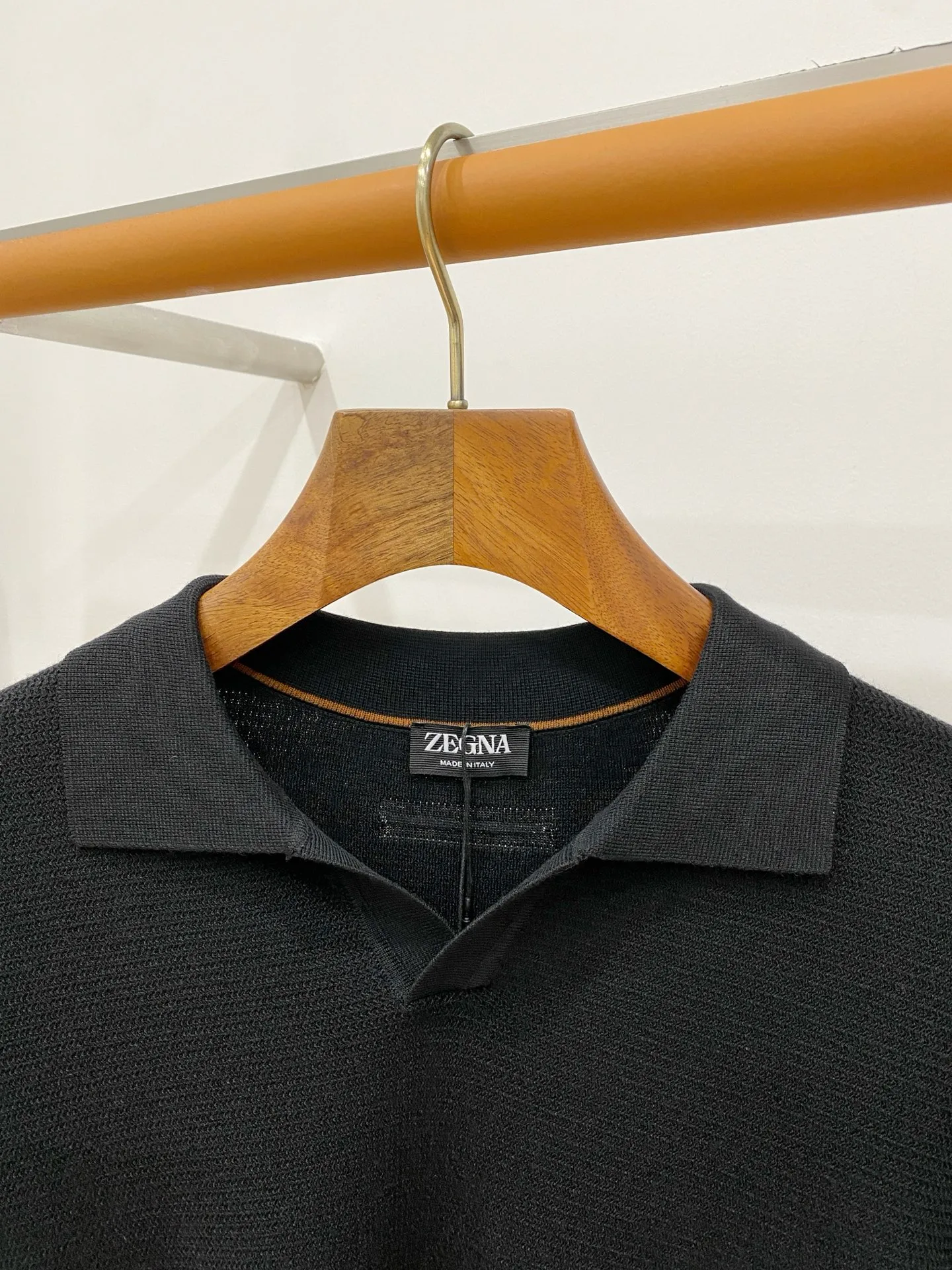 Zegna 26 New Arrival Stoll POl O Oasi Cashmere ， ： Z Premium Series， ， ， ， POLO 。 Classic + ， V Buttonless POLO ， ， POLO 。 ， ， ， Breathable 。 ， ， 。 、 ， ， ， 。 ， ， Clean fit ， old money ， logo， ， Z ， ， ， ， 。 ： ， ， ， ，Breathable ， T 。 16 ， Stoll ，16 ， ， ， 3 ， ， ， 。 Size：M-3XL